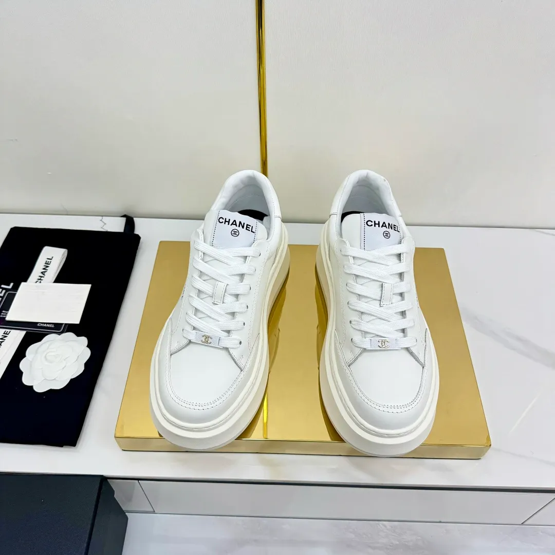 👟👟Ex-factory price 600👟👟 Upgraded version, upgraded version, upgraded version! No rebuttal accepted! ! ! ! Chanel Chanel panda shoes! 2025 counter's top casual sports shoes. This classic design; the upper is electro-embroidered with a variety of techniques; the outsole is fashionable and sporty; the unusual inclusion of a variety of color matching elements... The diversified mix and match is very good-looking and versatile, and can be used for leisure, fashion, sports, and outdoor... ꫛꫀꪝ Go➫ Materials: ❶Upper made of: original imported first-layer silk cowhide + original waterproof cloth + original first-layer cowhide ❷Inner lining: Original Yangli+Net ❸Outsole based on: Original TPU combination outsole Counter boutique packaging complete set for women 35–41 👉 👉 👉 👉 👉